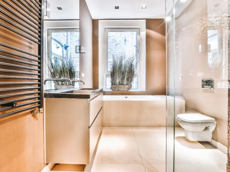 Baño reformado en Leganés con sanitarios suspendidos y revestimiento porcelánico