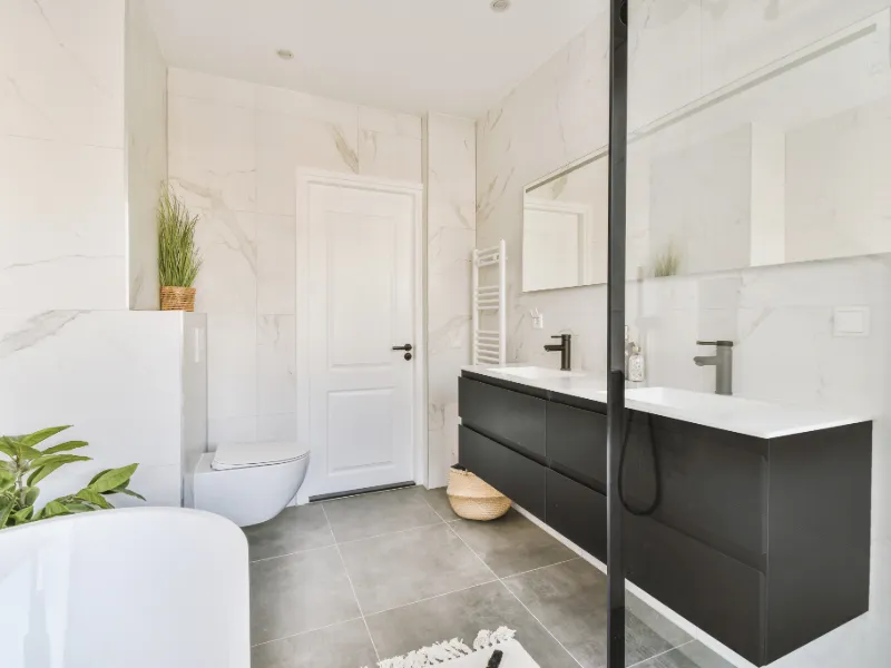 Baño moderno con inodoro colgante