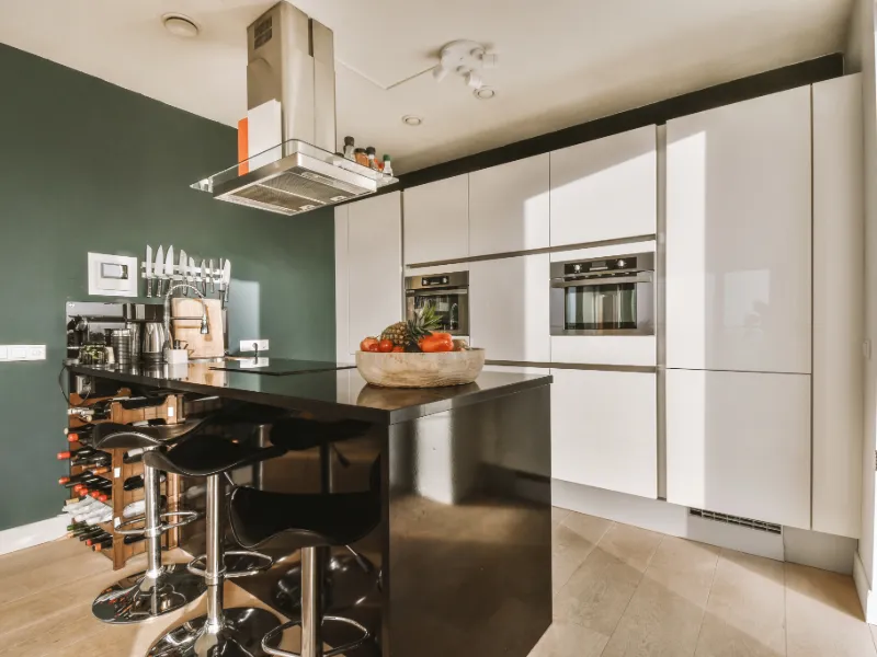 Cocina reformada en Leganés con estilo rústico, madera natural y grifería negra