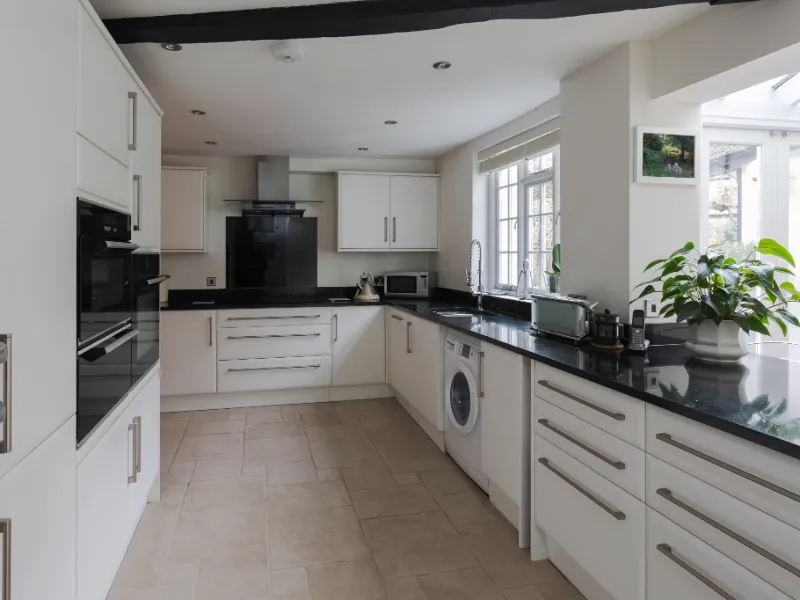 Reforma de cocina con encimera de Silestone y mobiliario a medida en Leganés