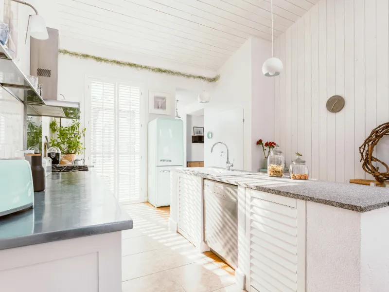 Reforma de cocina en Leganés con distribución abierta, encimera blanca y armarios sin tiradores