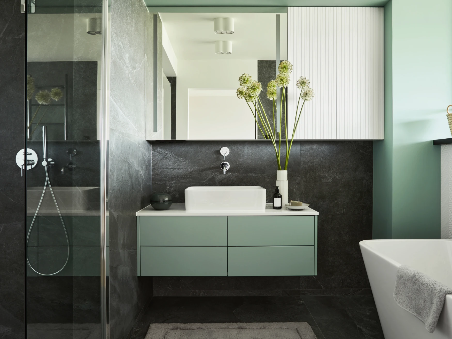 Cuarto de baño reformado en Leganés con ducha moderna y mobiliario funcional