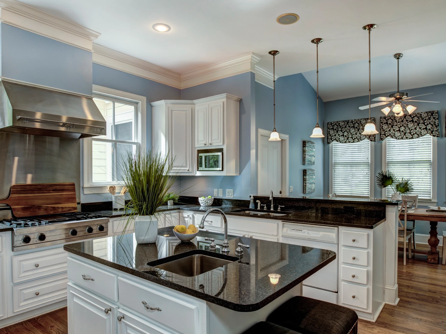 Reforma integral de cocina en Leganés con mobiliario a medida y encimera moderna