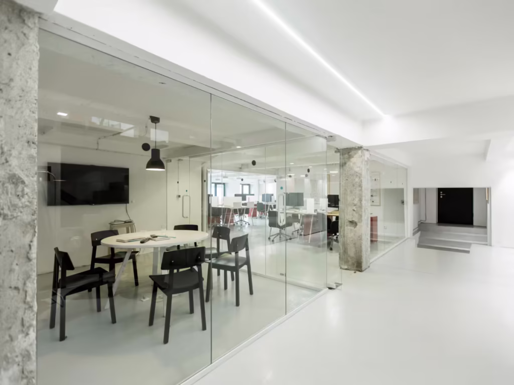 Oficina reformada con divisorias de cristal y climatización eficiente en Zarzaquemada, Leganés.
